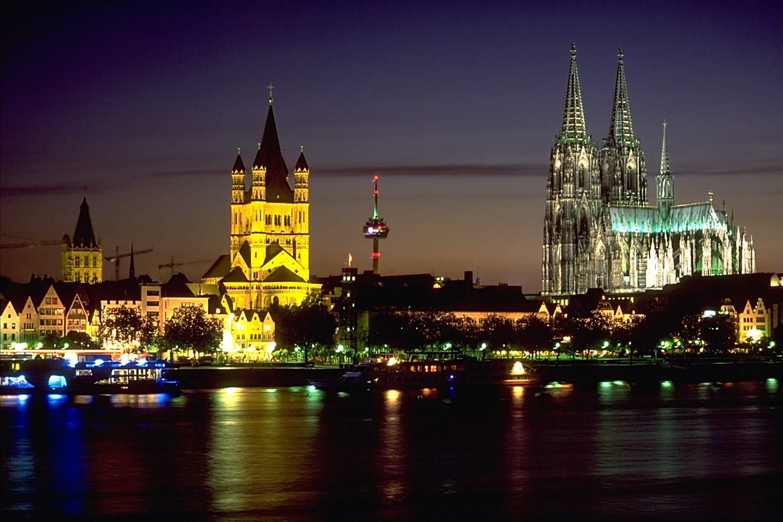 Image 0400_cologneskylineatnight.jpg