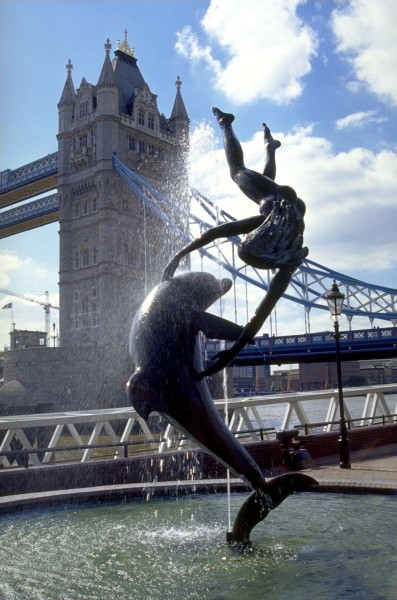 Image 2010_FountainInFrontOfTowerBridge.jpg