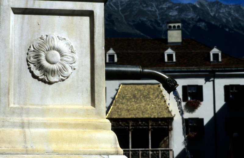 Image 8510_GoldenesDachlHiddenBehindFountain.jpg